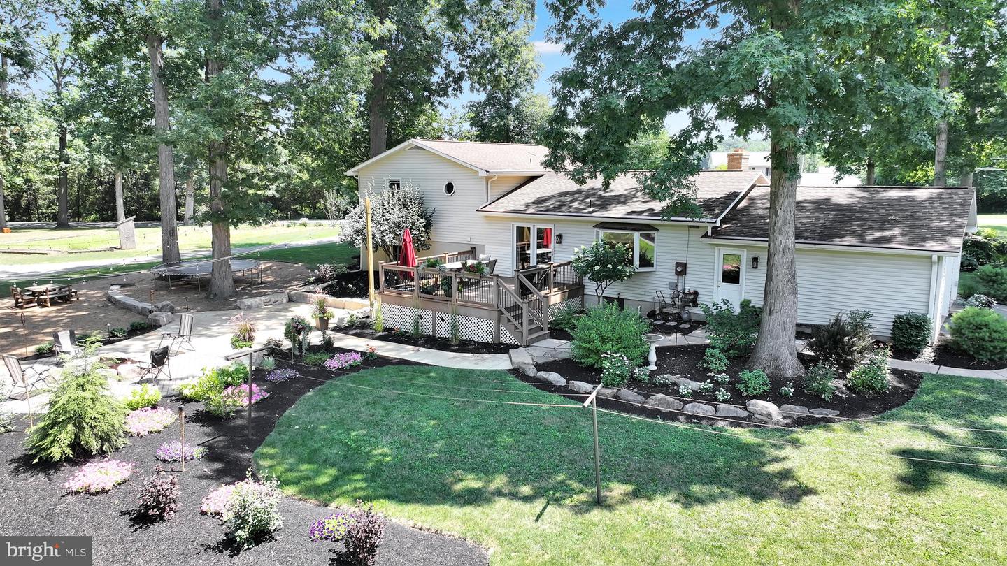 2 Shady Ln Property Photo 3