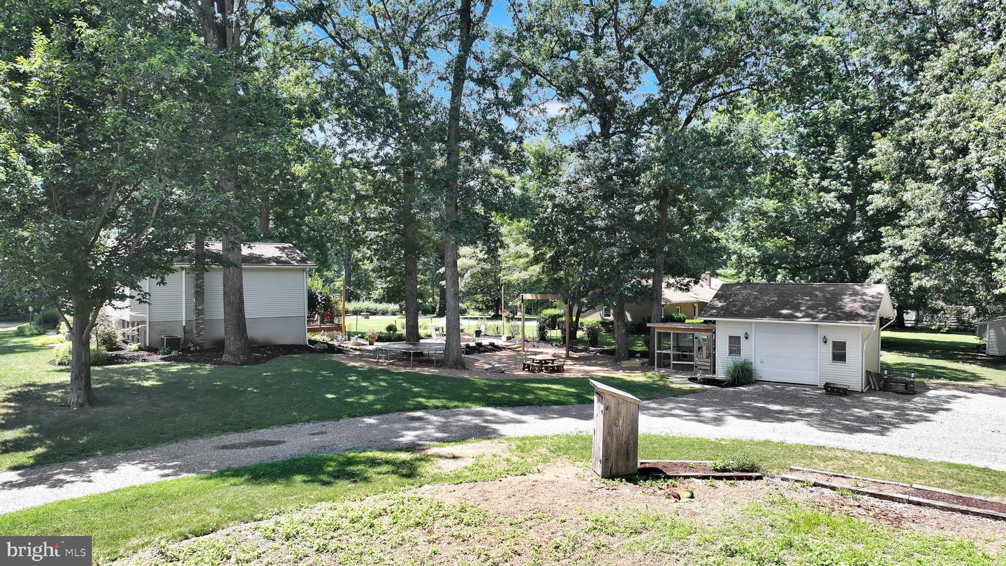 2 Shady Ln Property Photo 7
