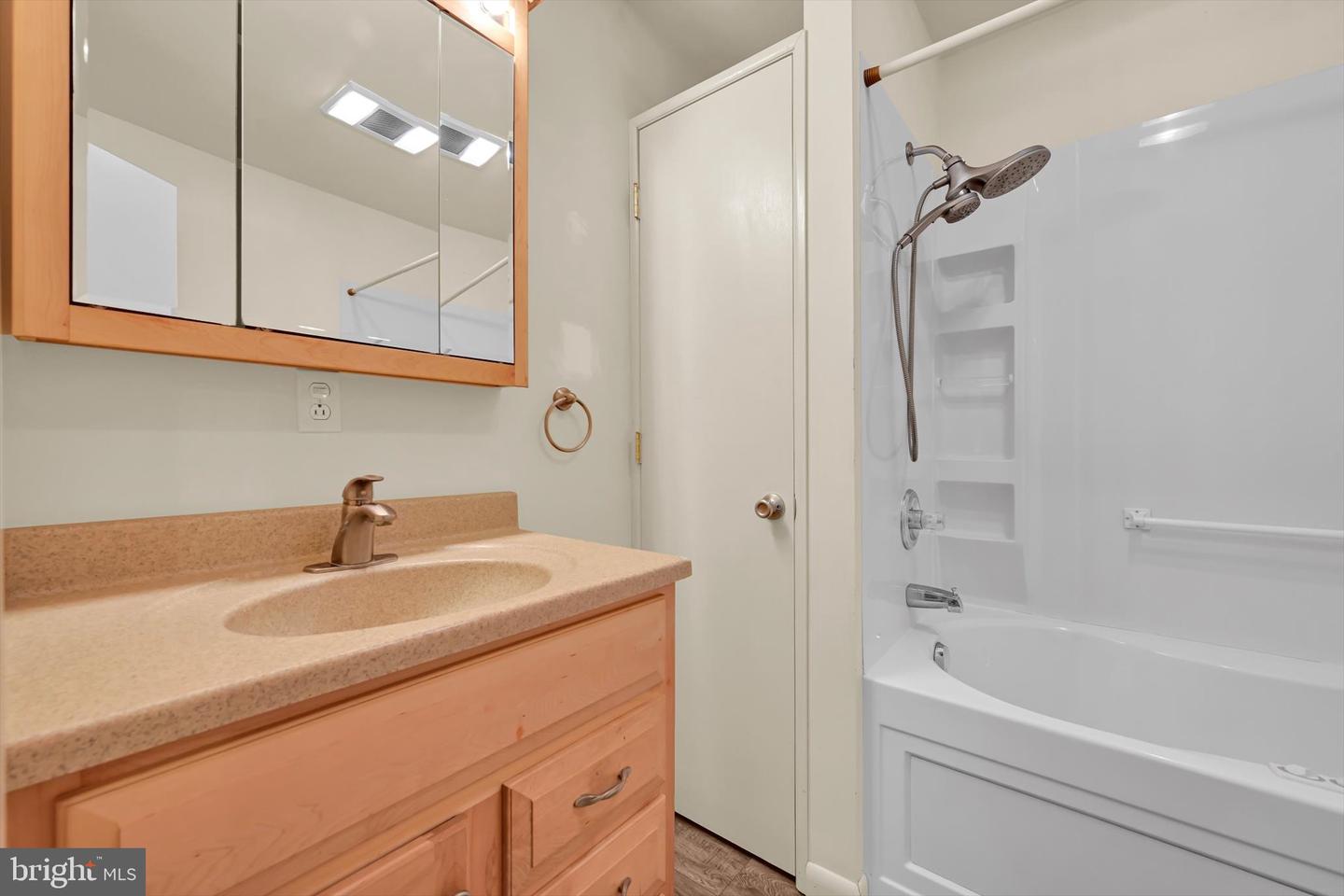 654 Woodlawn Dr Property Photo 30