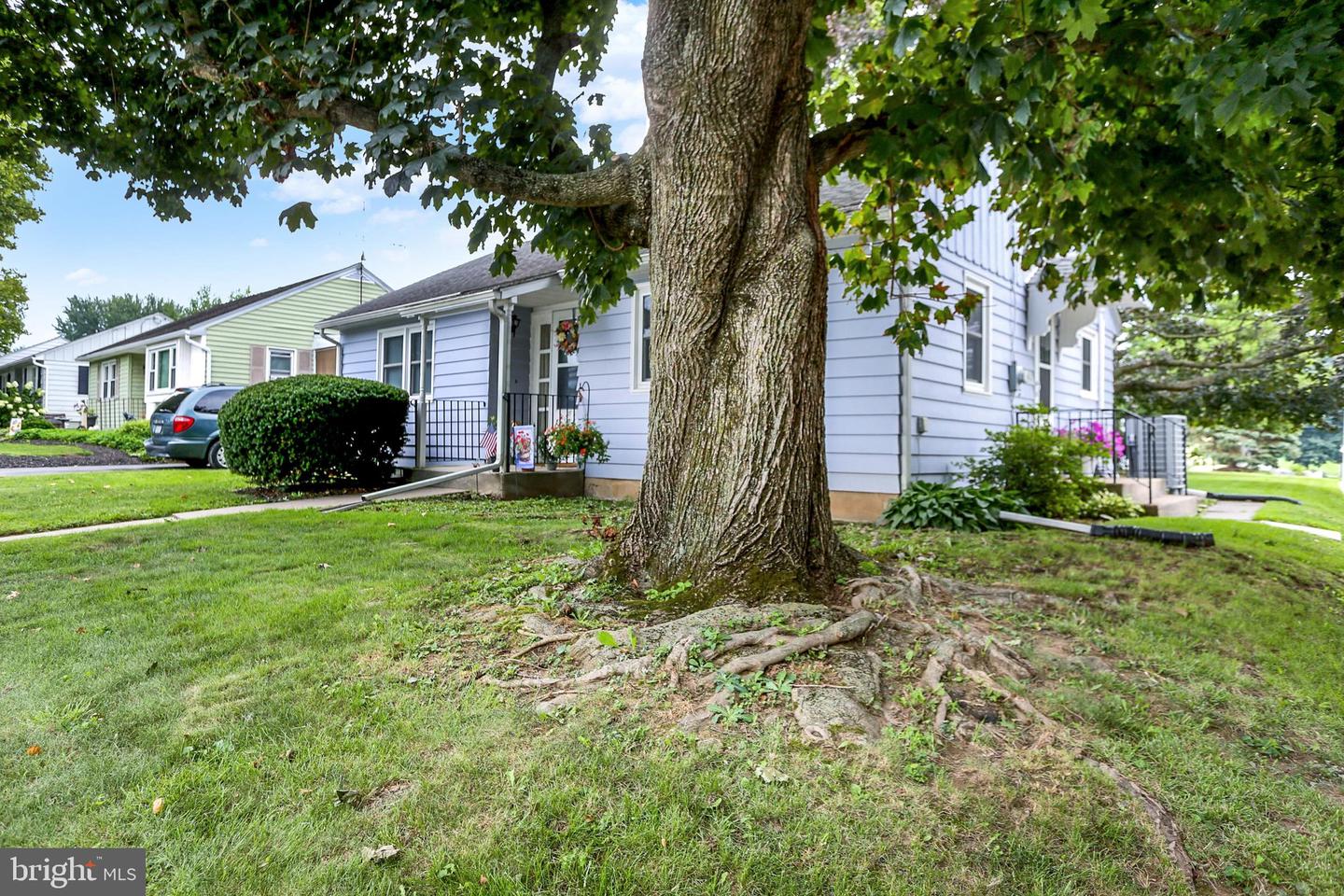 832 W Maple St Property Photo 2