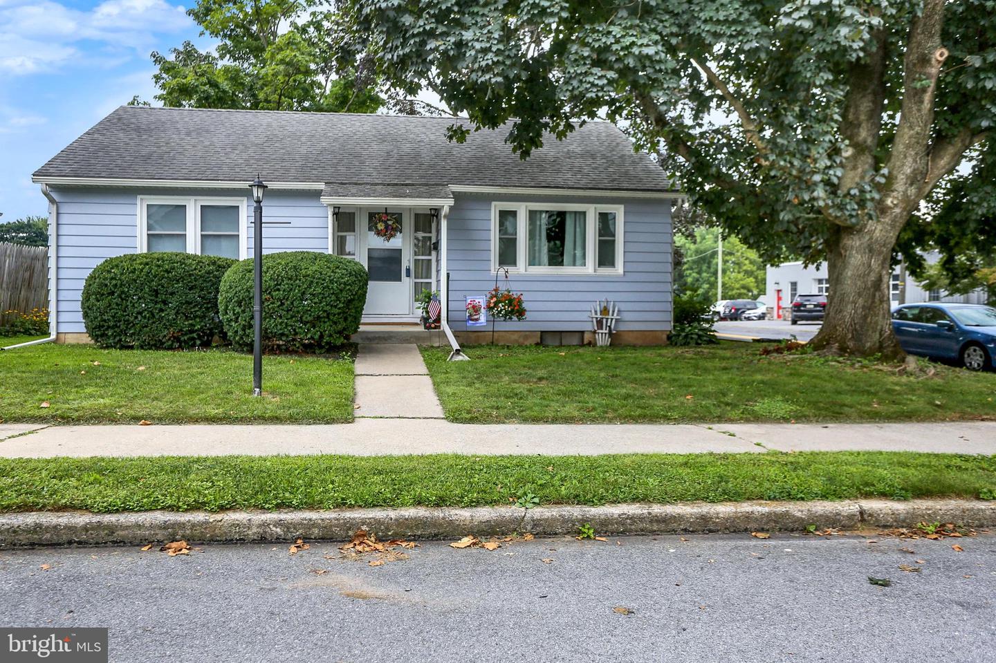 832 W Maple St Property Photo 3