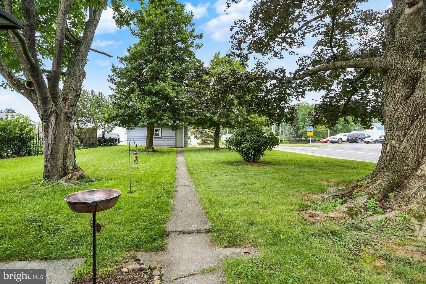 832 W Maple St Property Photo 4