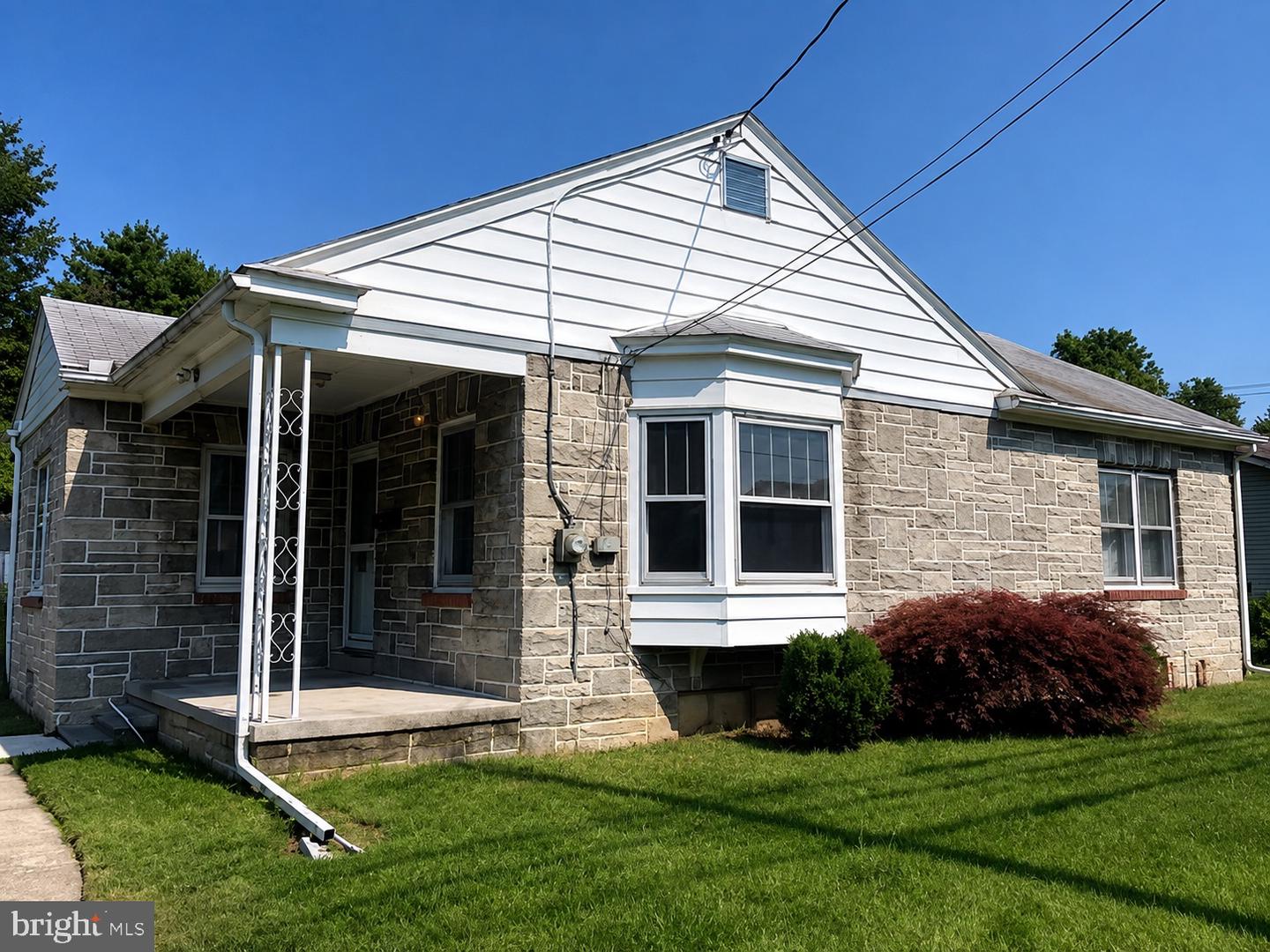 251 E Maple St Property Photo 1