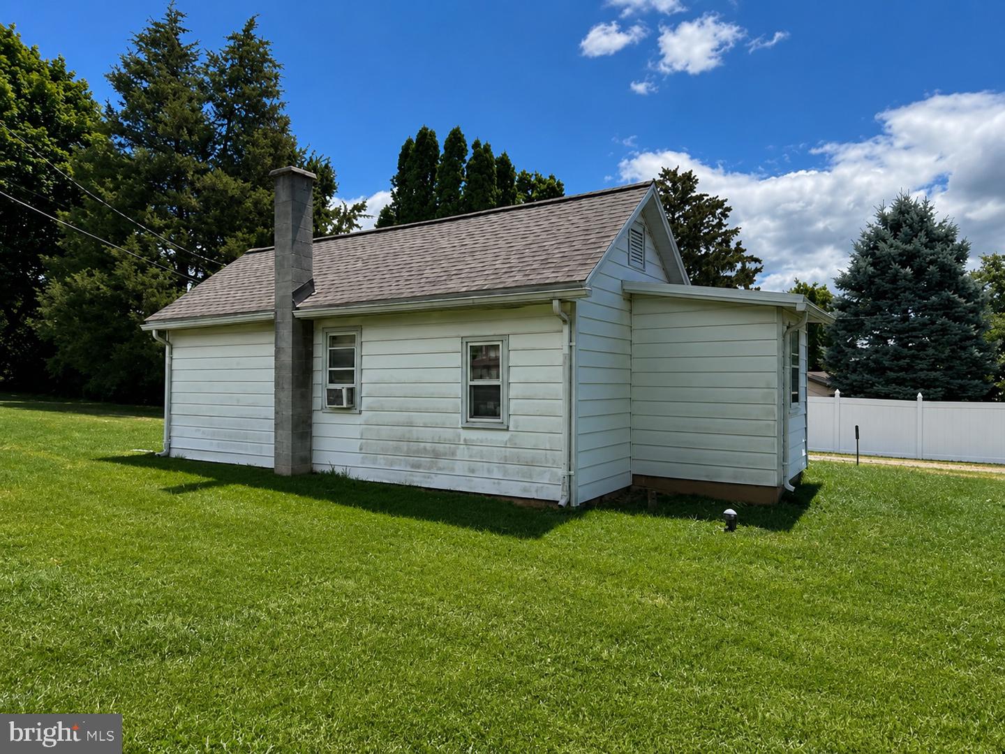 1911 Pine St Property Photo 9