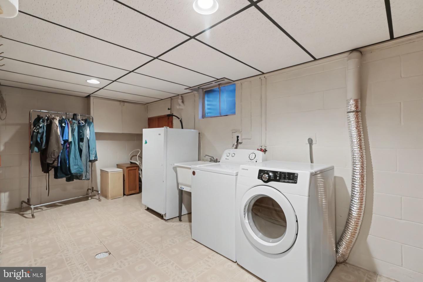 11 W Larch St Property Photo 35