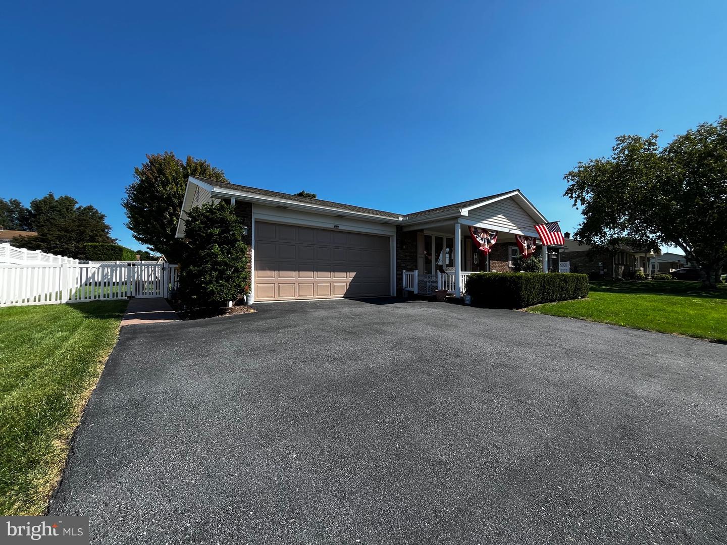 931 Oak Ln Property Photo 1