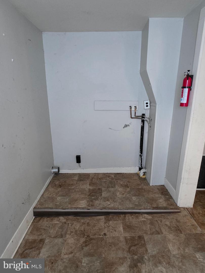 916 Elizabeth St Property Photo 6