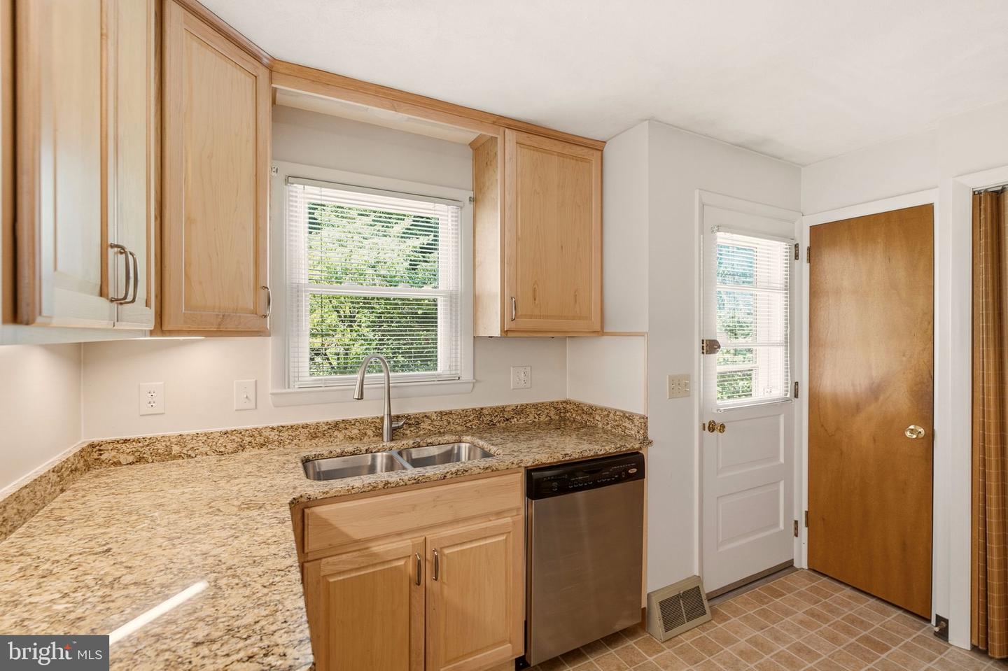 401 Noble St Property Photo 9