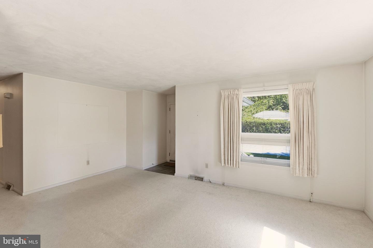 401 Noble St Property Photo 15
