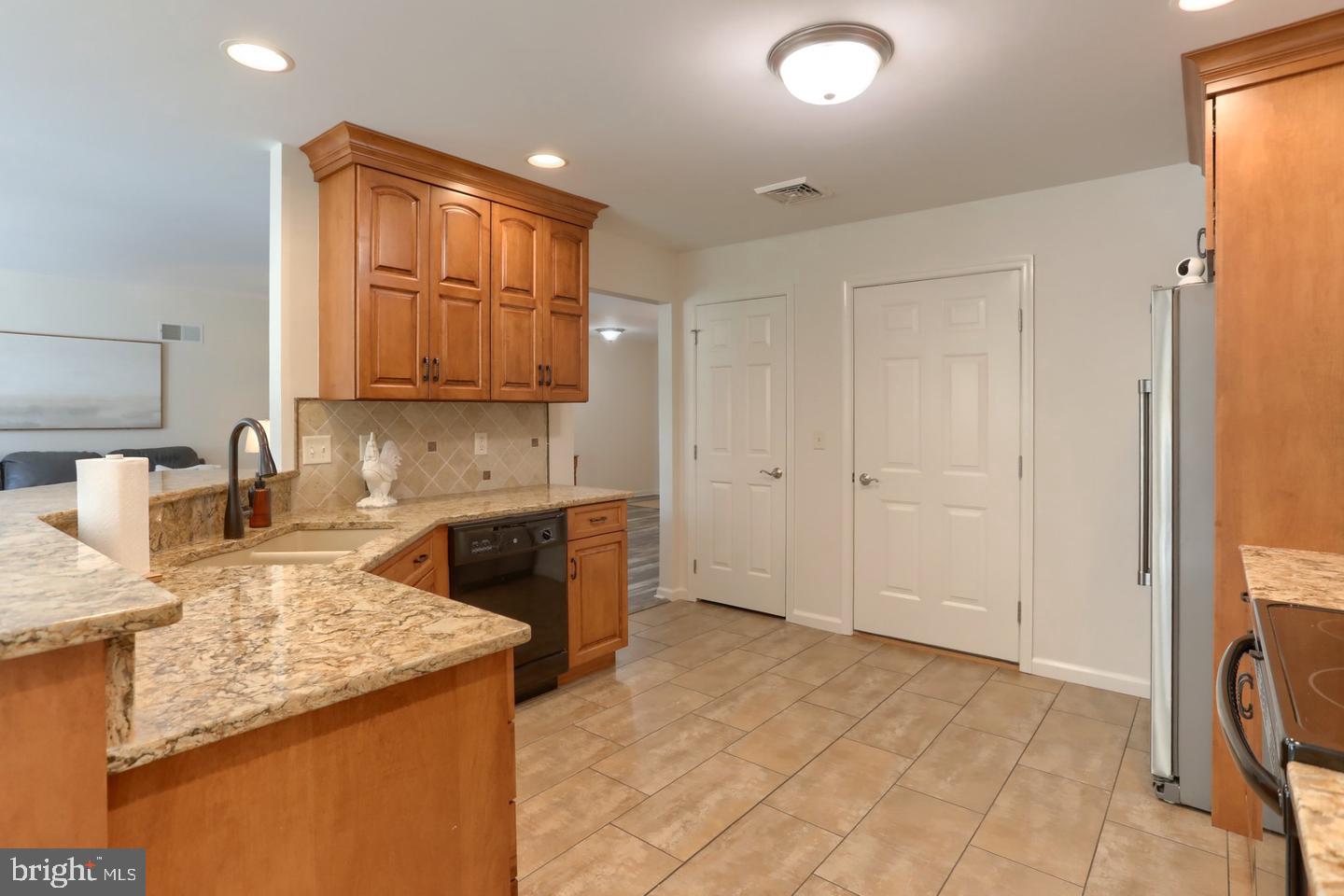 858 Water Edge Ct Property Photo 11