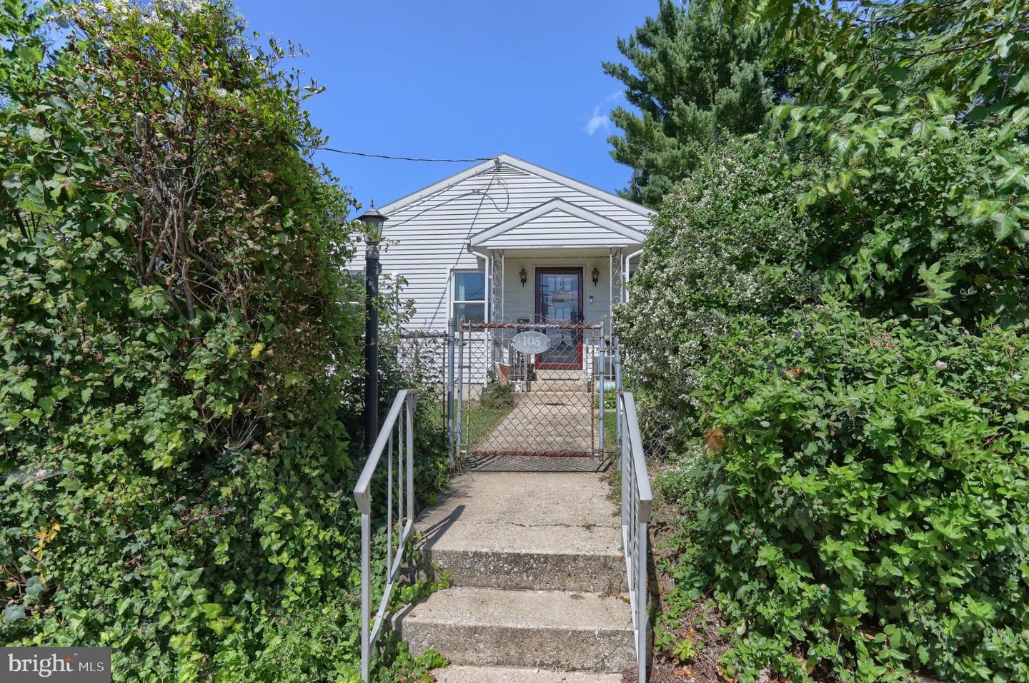 105 Locust St Property Photo 5