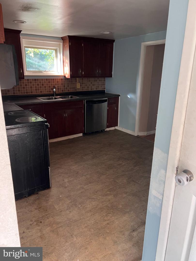 147 S Cherry St Property Photo 4