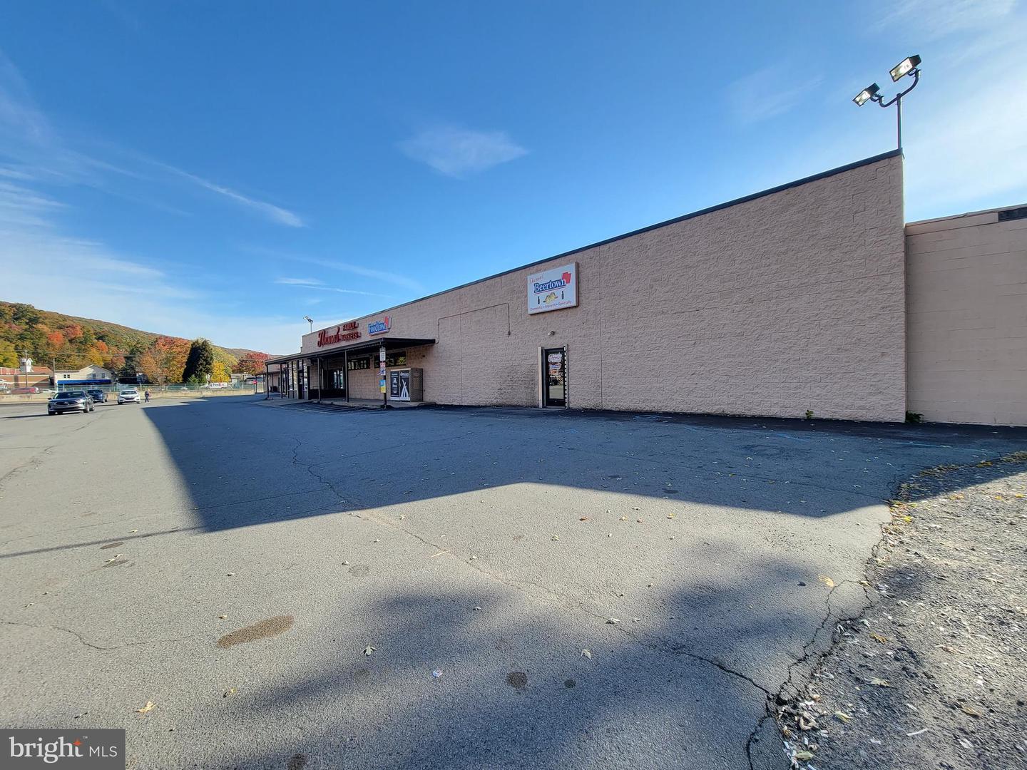 5 Mountain Mall Property Photo 4