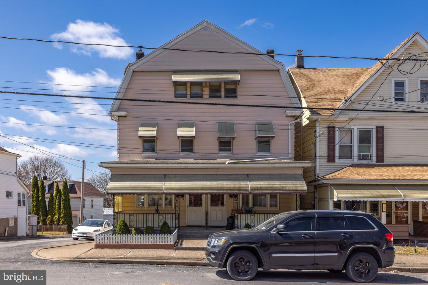 662 N Vine St Property Photo 2