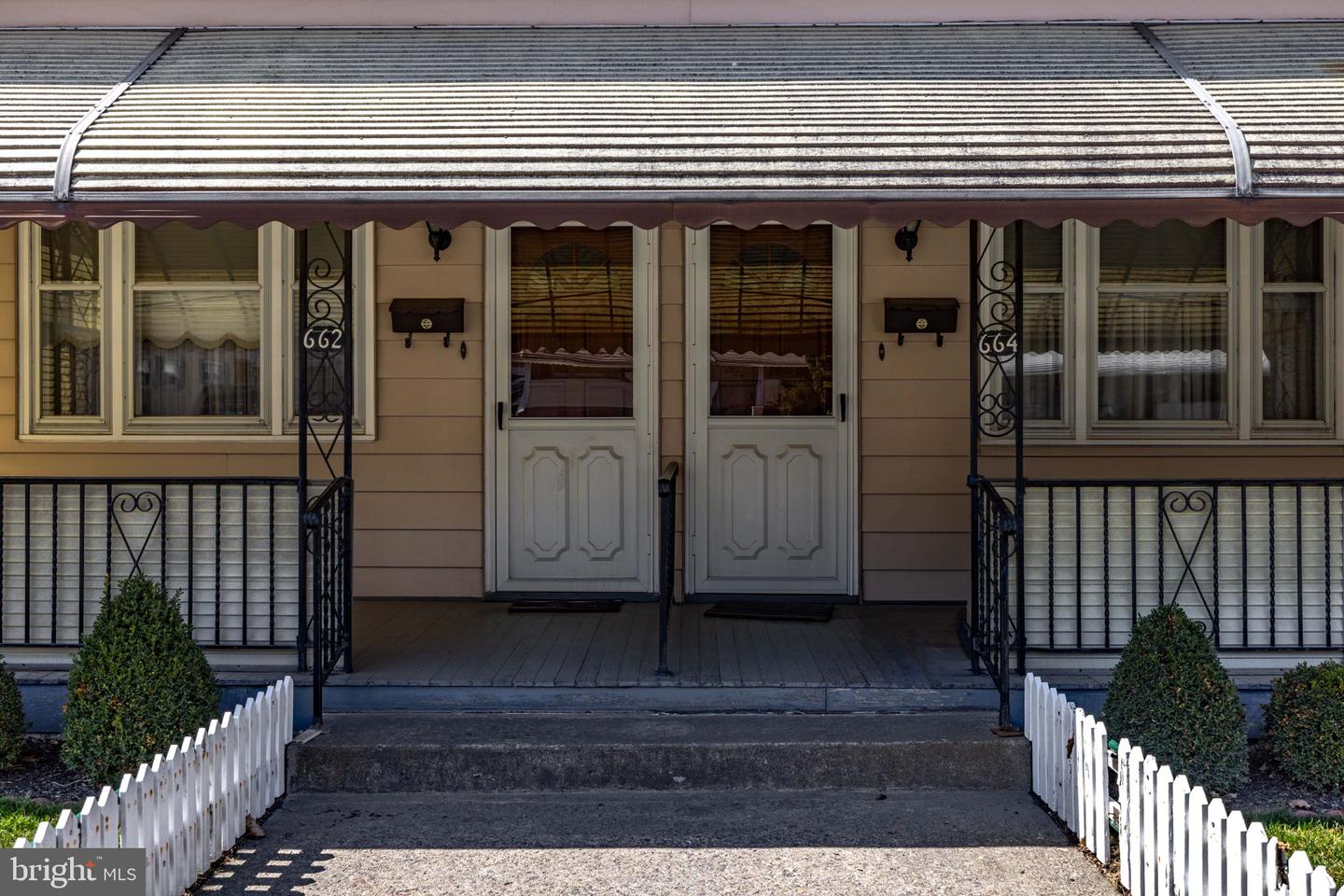 662 N Vine St Property Photo 4