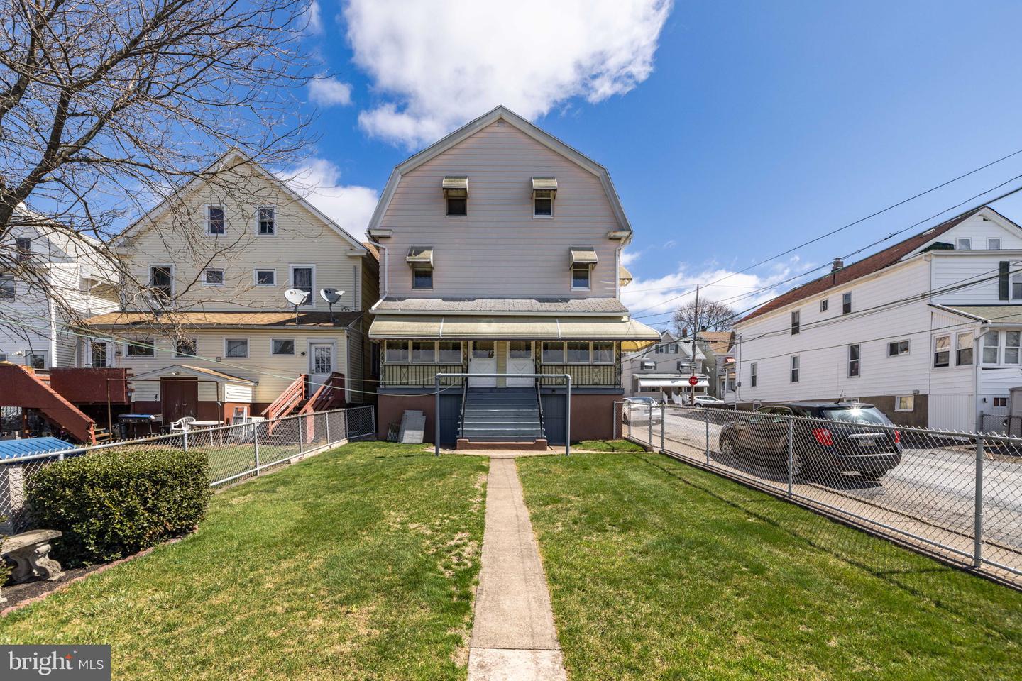 662 N Vine St Property Photo 5