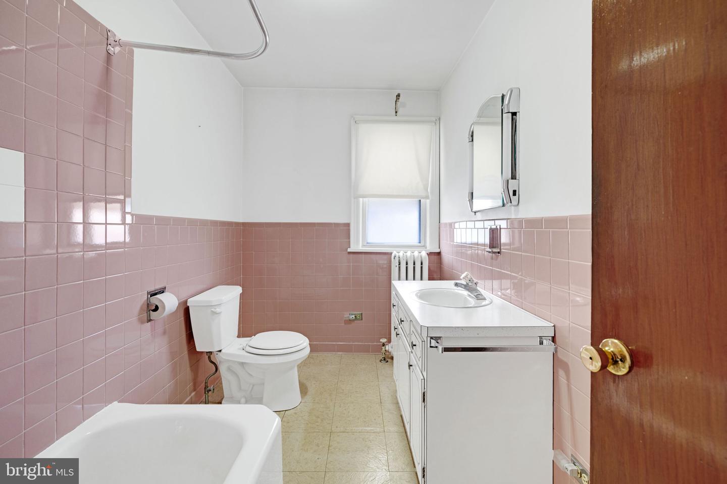 662 N Vine St Property Photo 23
