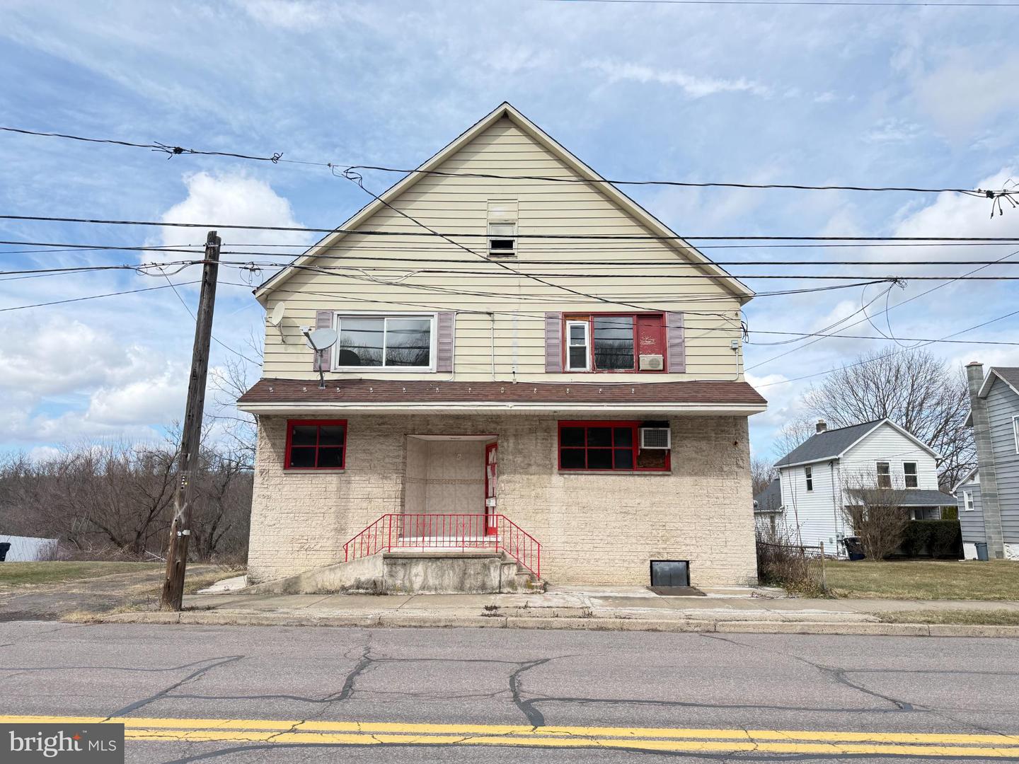 863 MAIN ST Property Photo 1