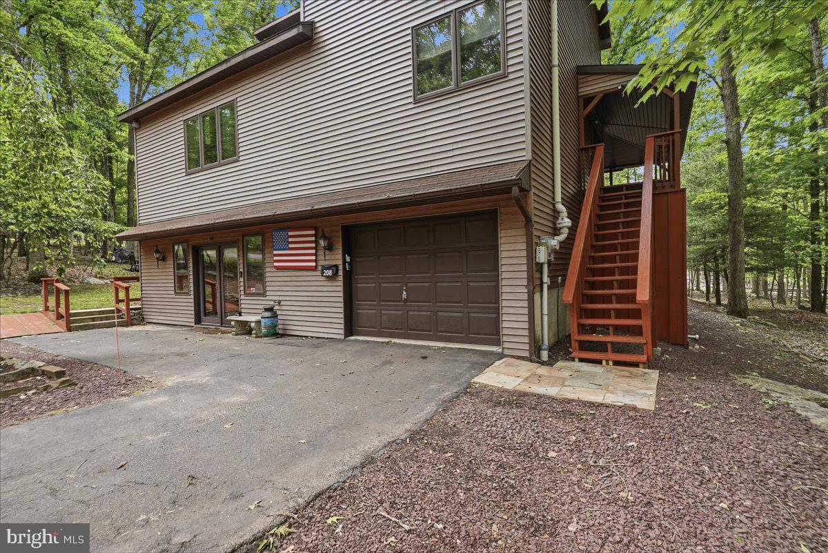 208 OWEGO DR Property Photo 1