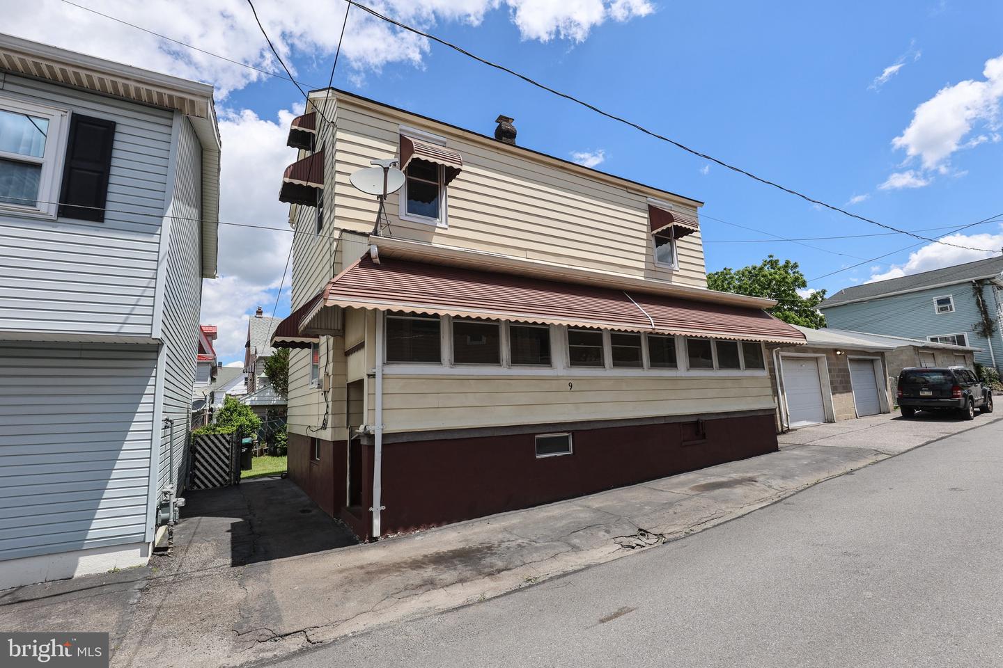 9 Hemlock St Property Photo 1