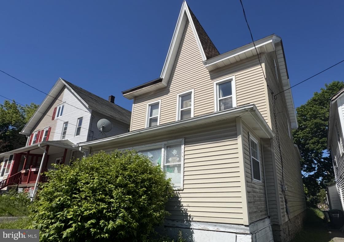 1042 Birkbeck St Property Photo 1