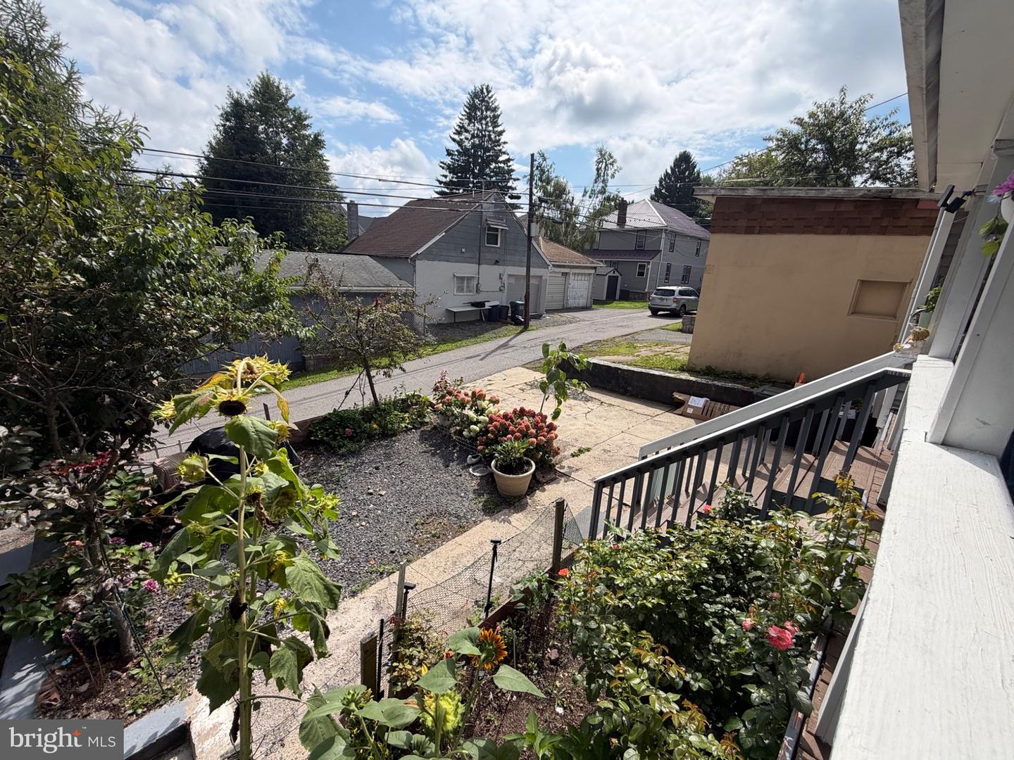 622 W 8th St Property Photo 9