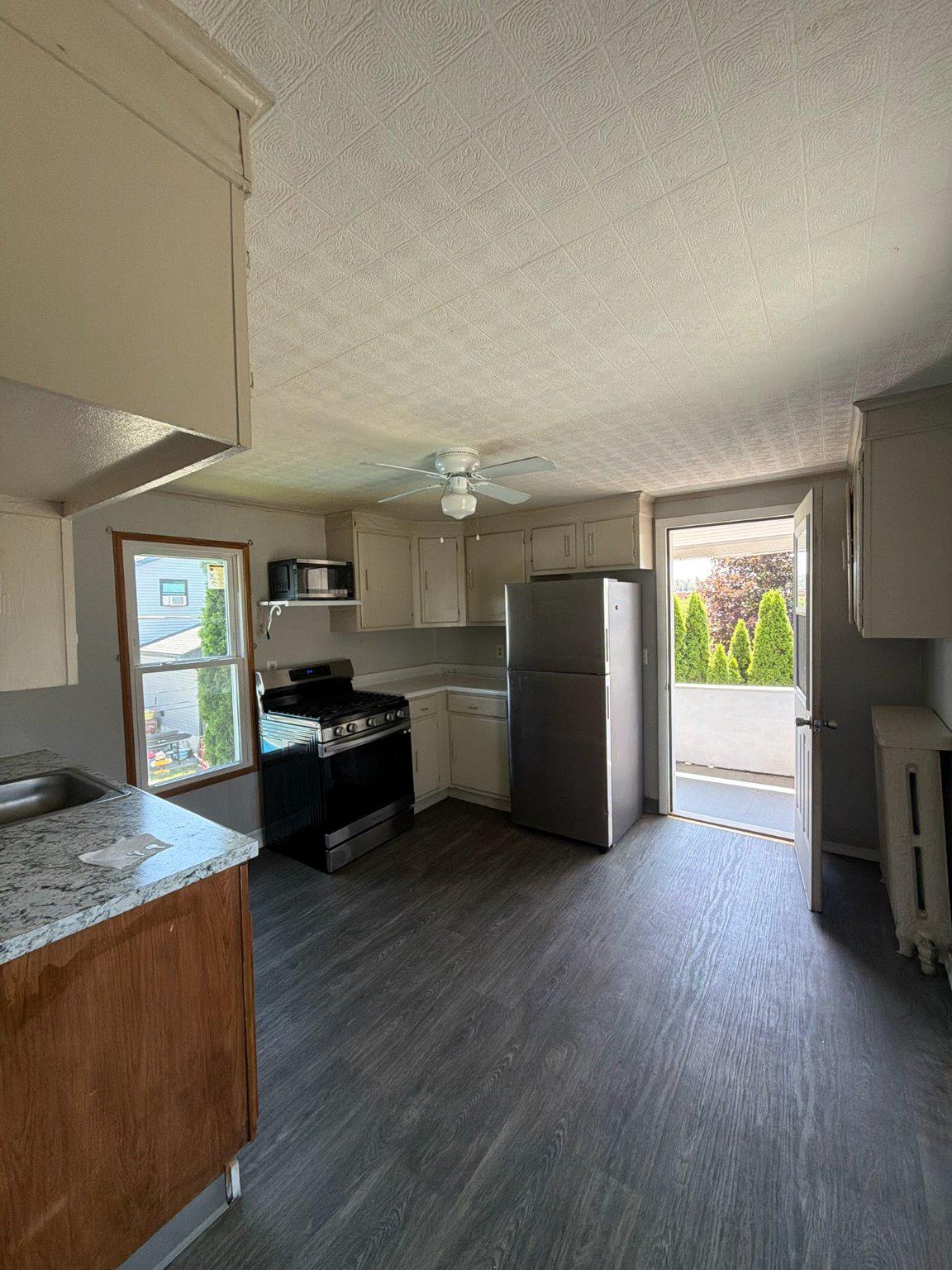 100 Rose Ln Property Photo 3