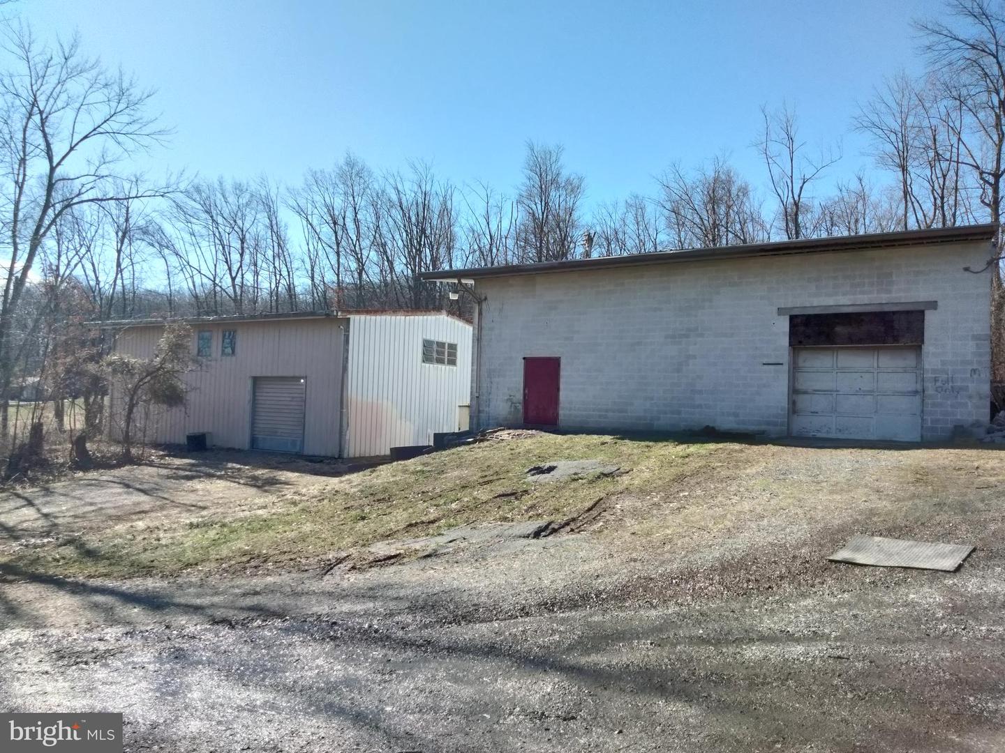 1001 Swinehart Rd Property Photo 2