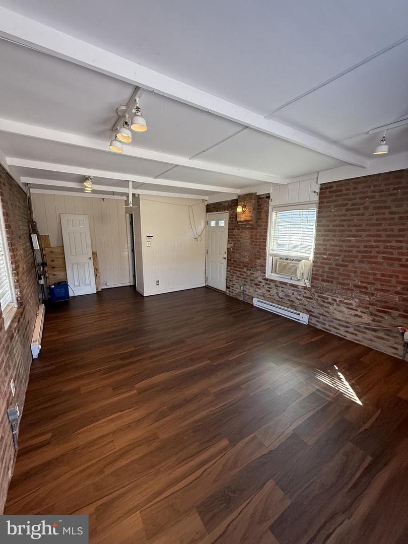 409 Green St Property Photo 8
