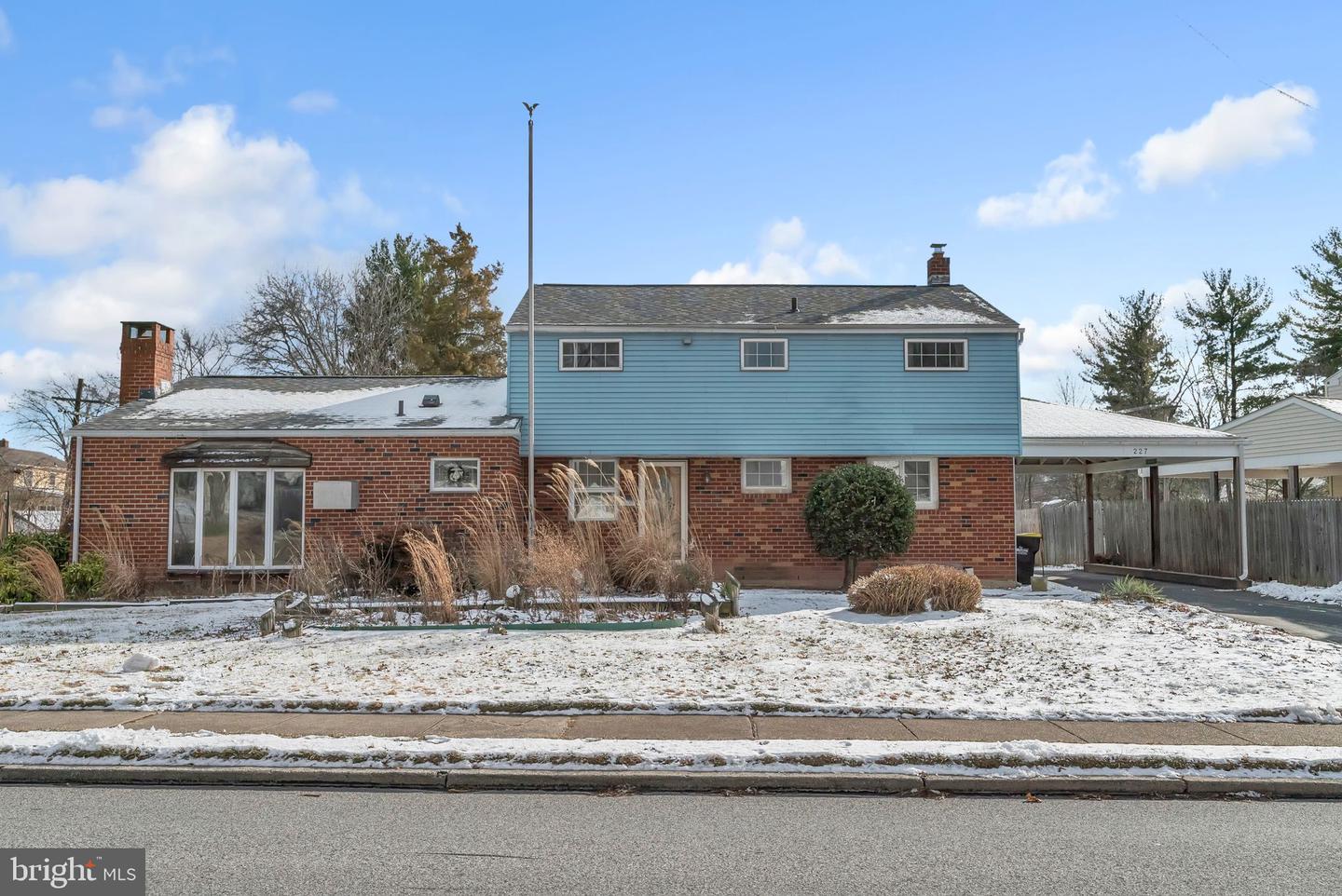 227 Crossfield Rd Property Photo