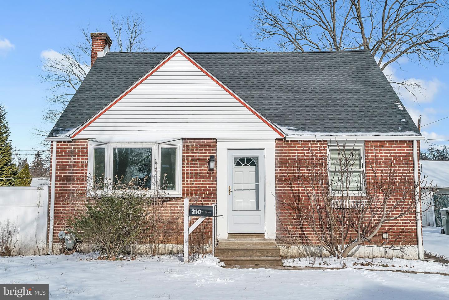 210 Newington Dr Property Photo