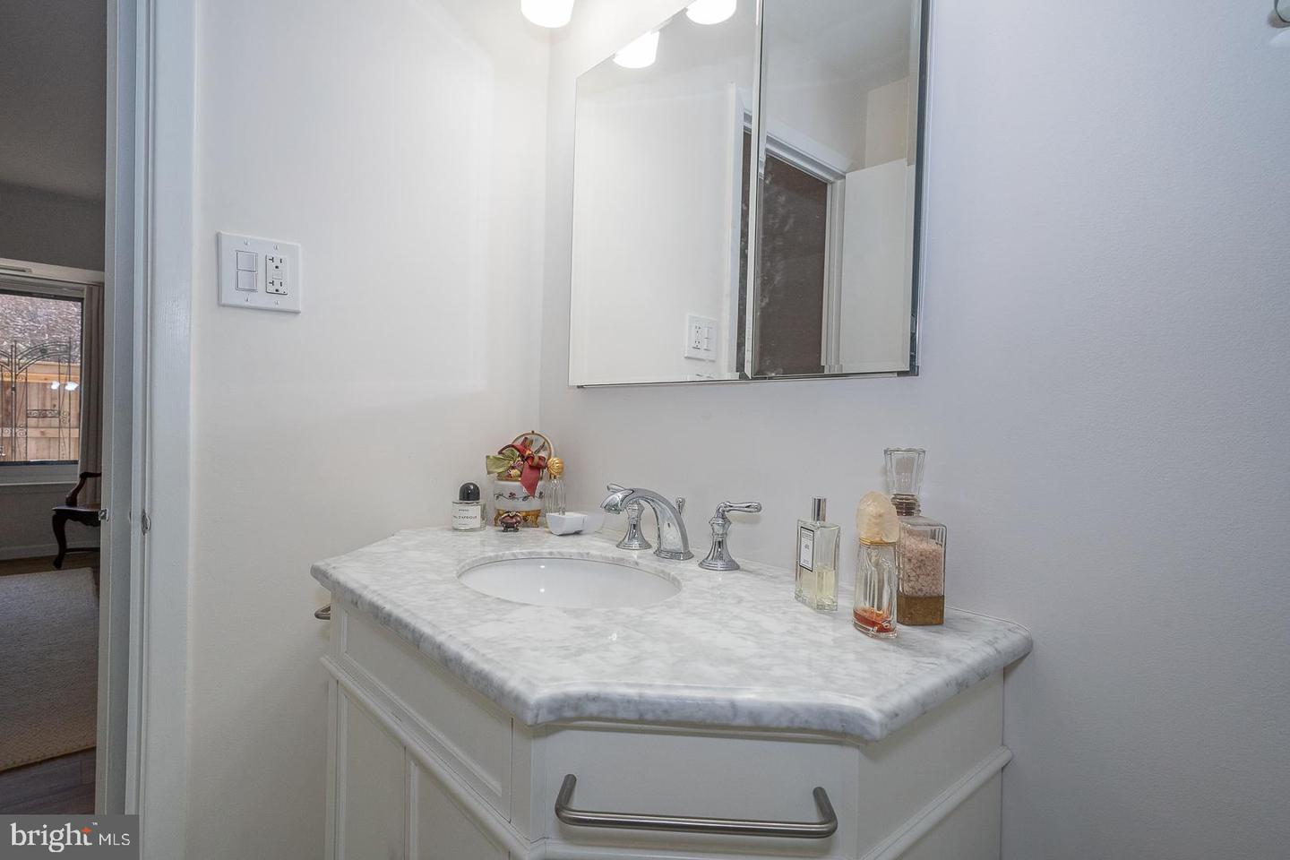 1730 Oakwood Ter #9-a Property Photo 7
