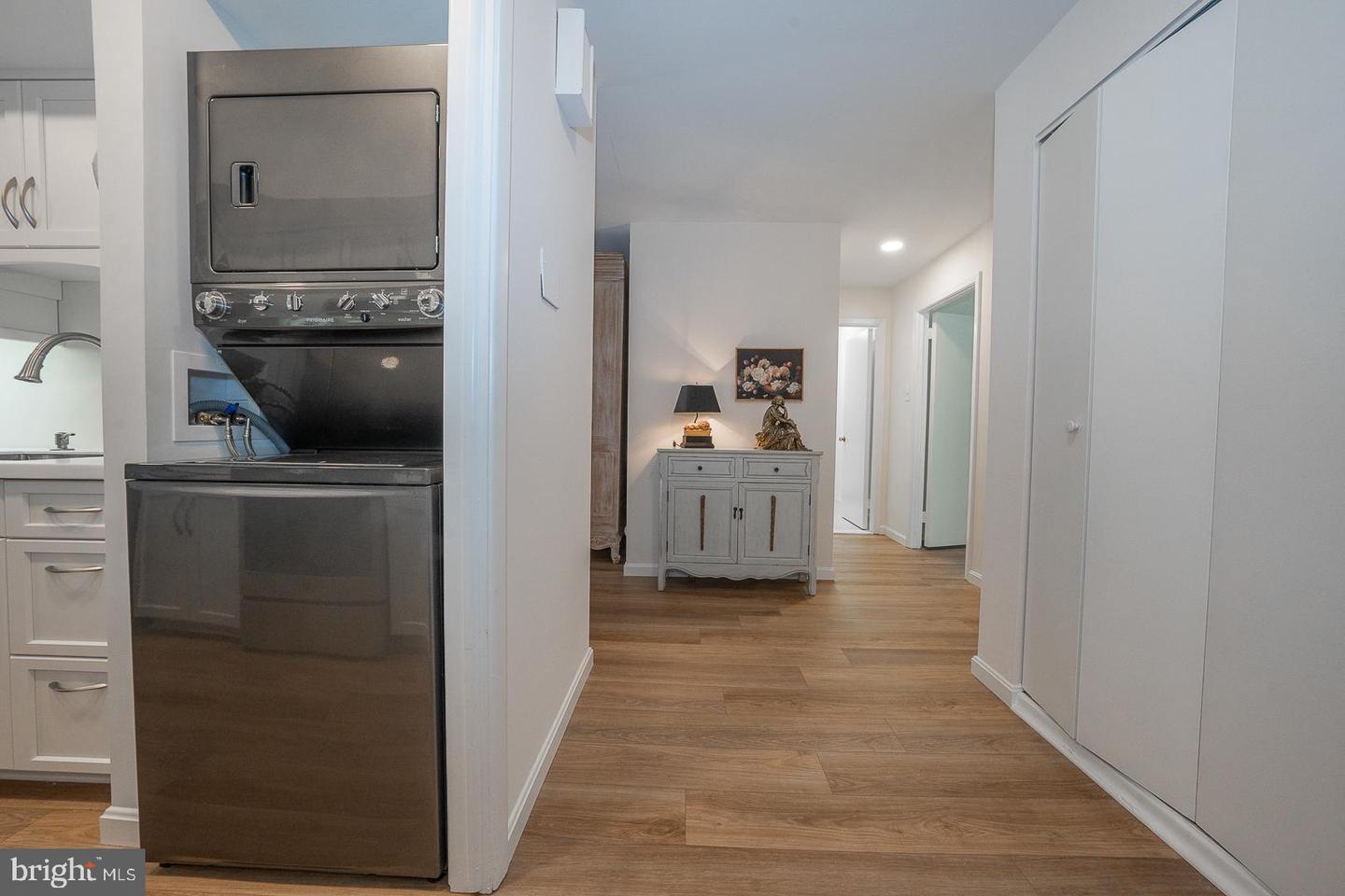 1730 Oakwood Ter #9-a Property Photo 12