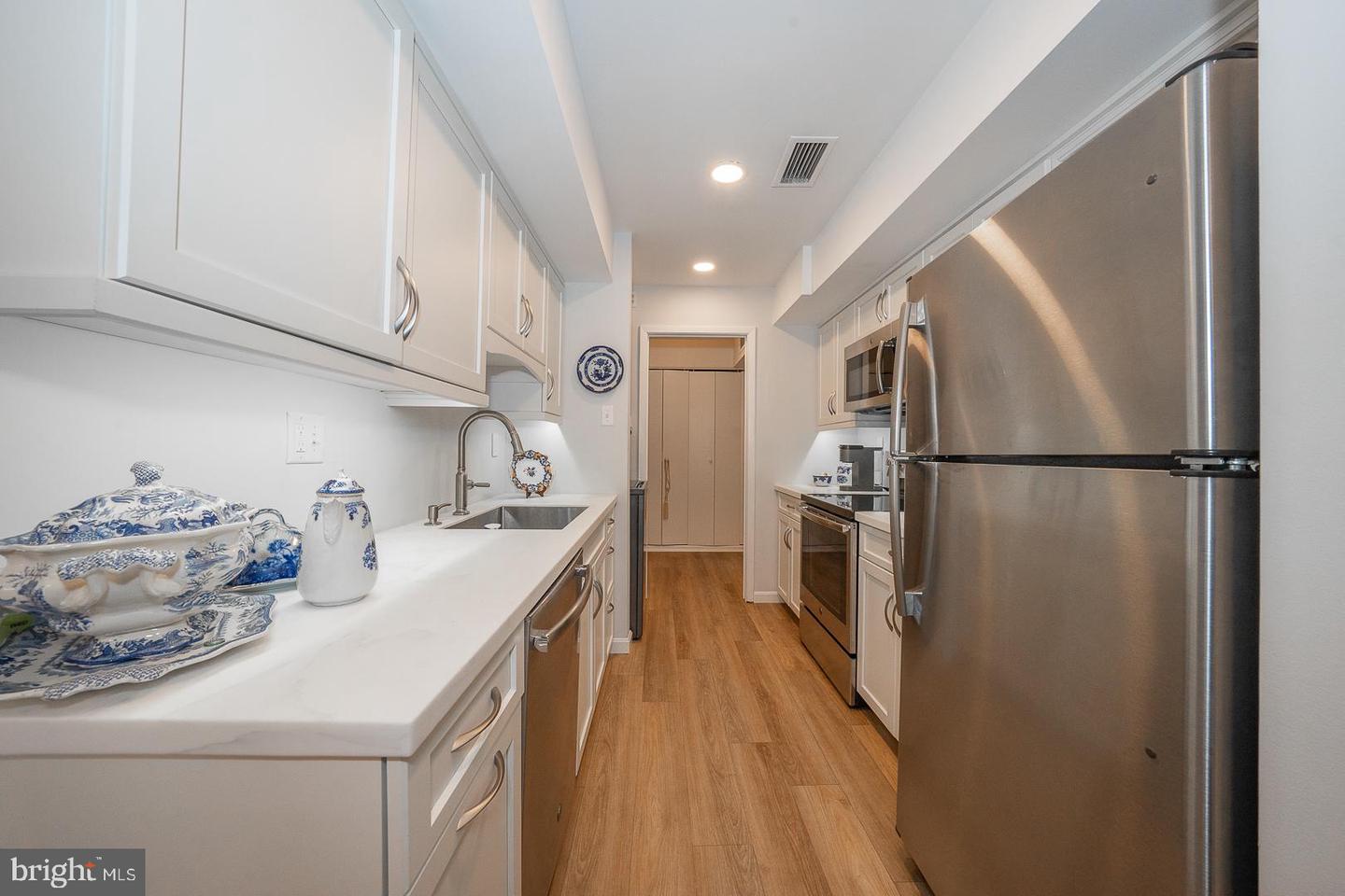 1730 Oakwood Ter #9-a Property Photo 27