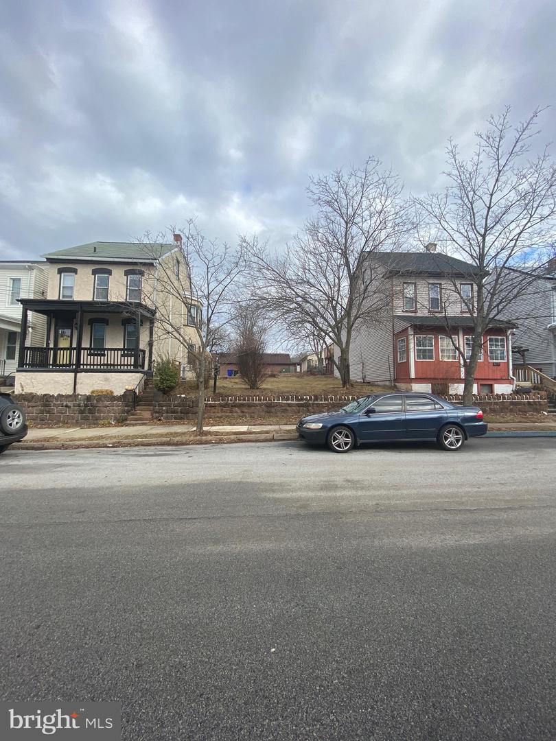 651 WALNUT ST Property Photo 1