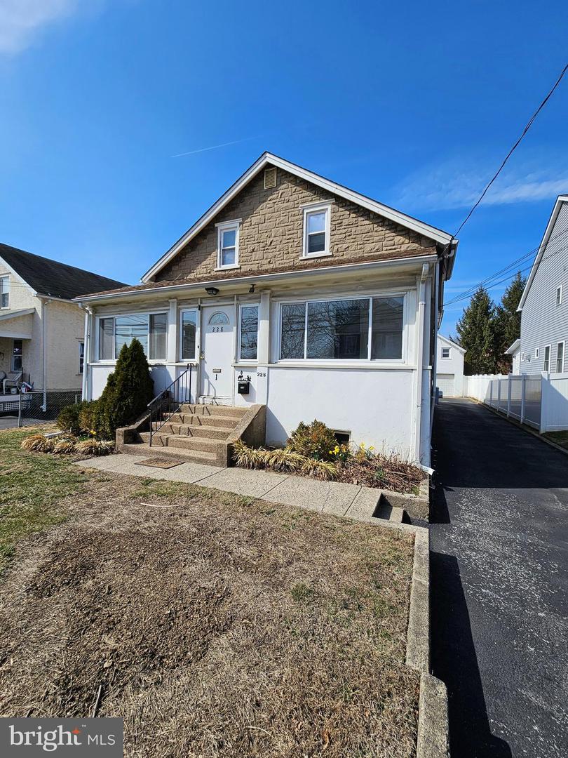 228 Linwood Ave Property Photo