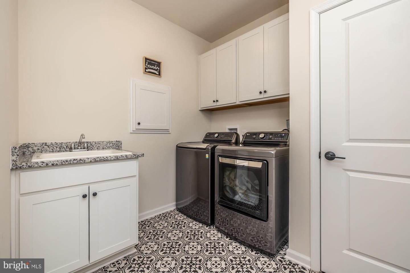 1058 Hill St Property Photo 22