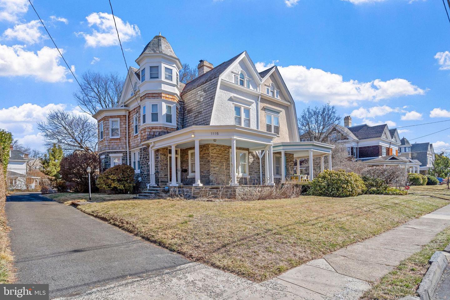 1115 Stratford Ave Property Photo