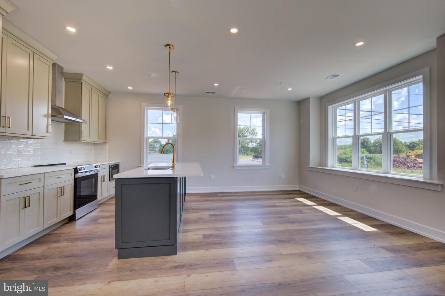 415 Asha Way #201 Upper Property Photo 11