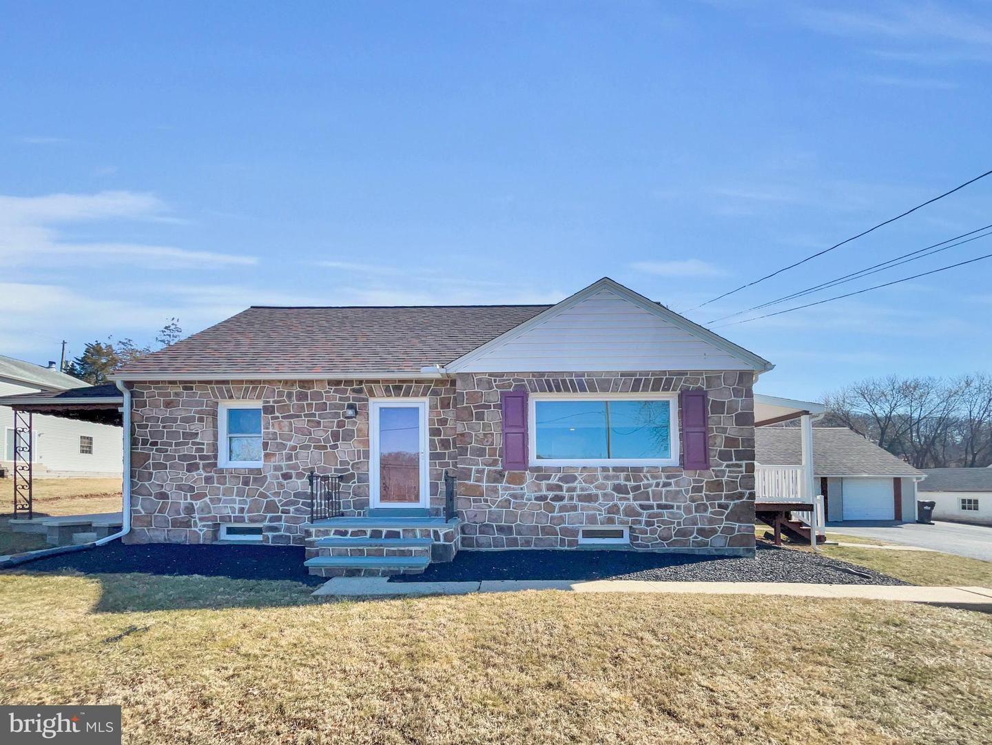 1326 Farmington Ave Property Photo 1