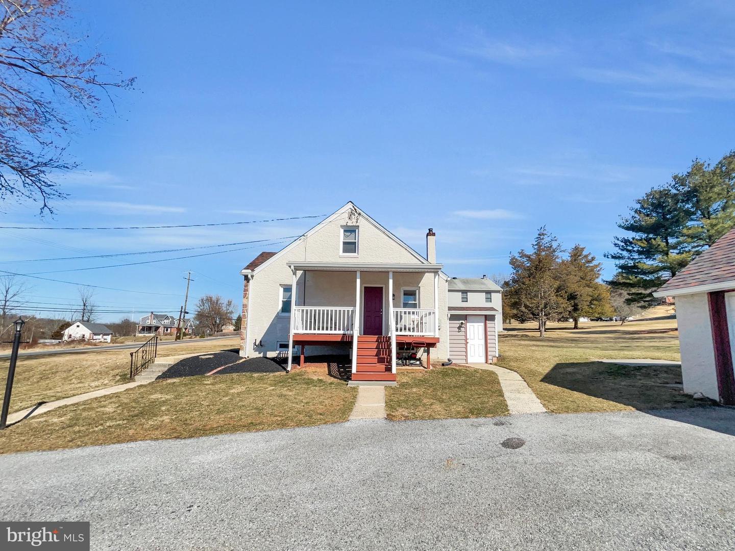 1326 Farmington Ave Property Photo 2