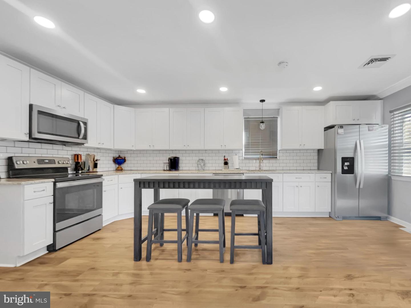 1326 Farmington Ave Property Photo 4