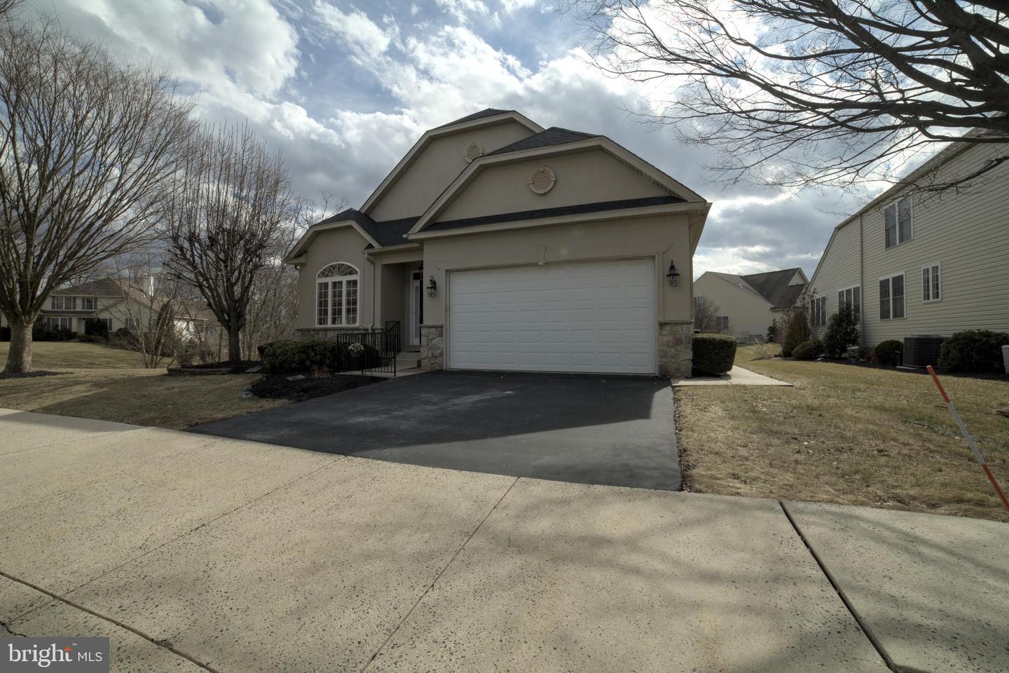 259 Kingsfield Dr Property Photo 3