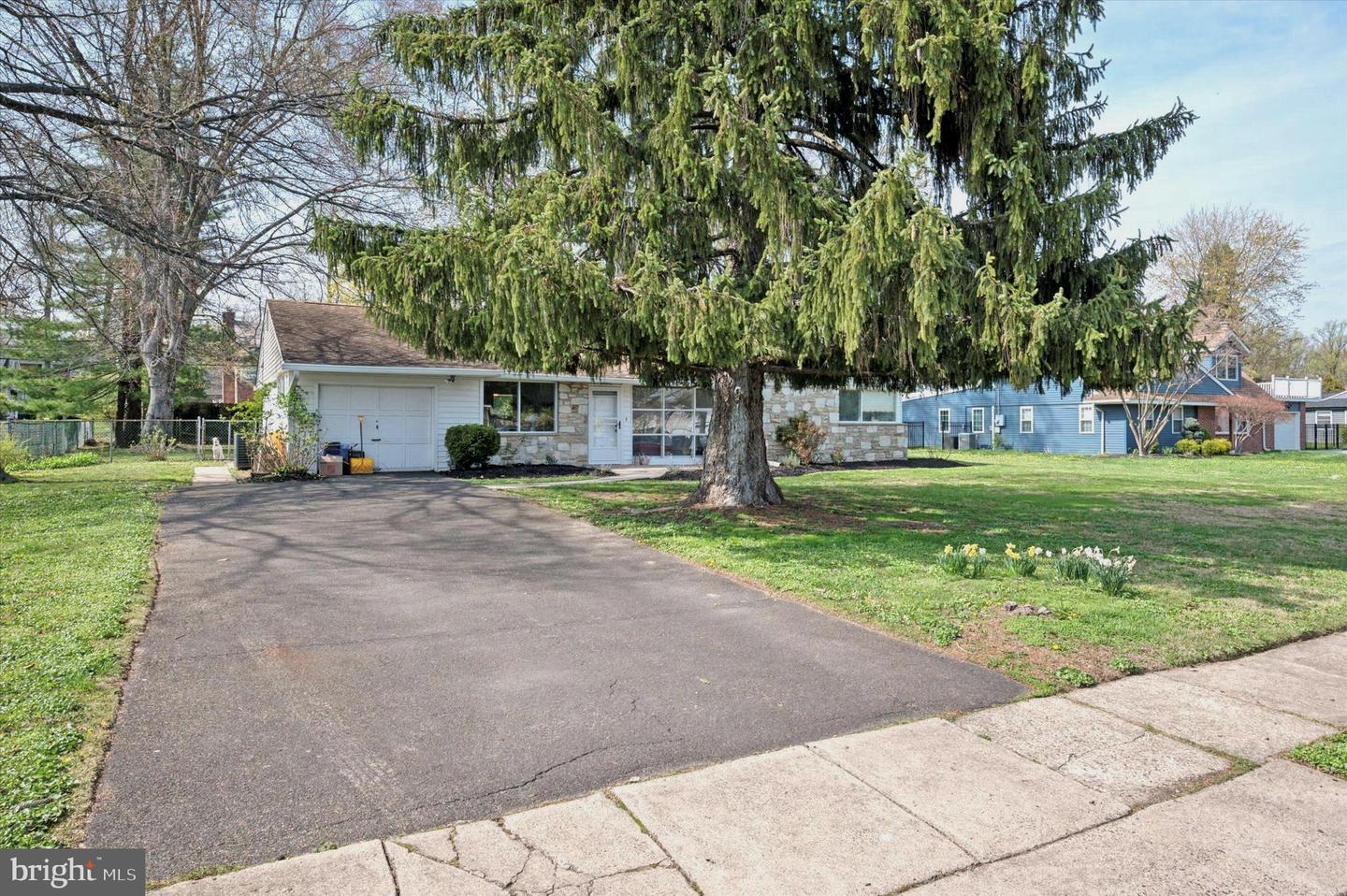710 Pembroke Rd Property Photo 3