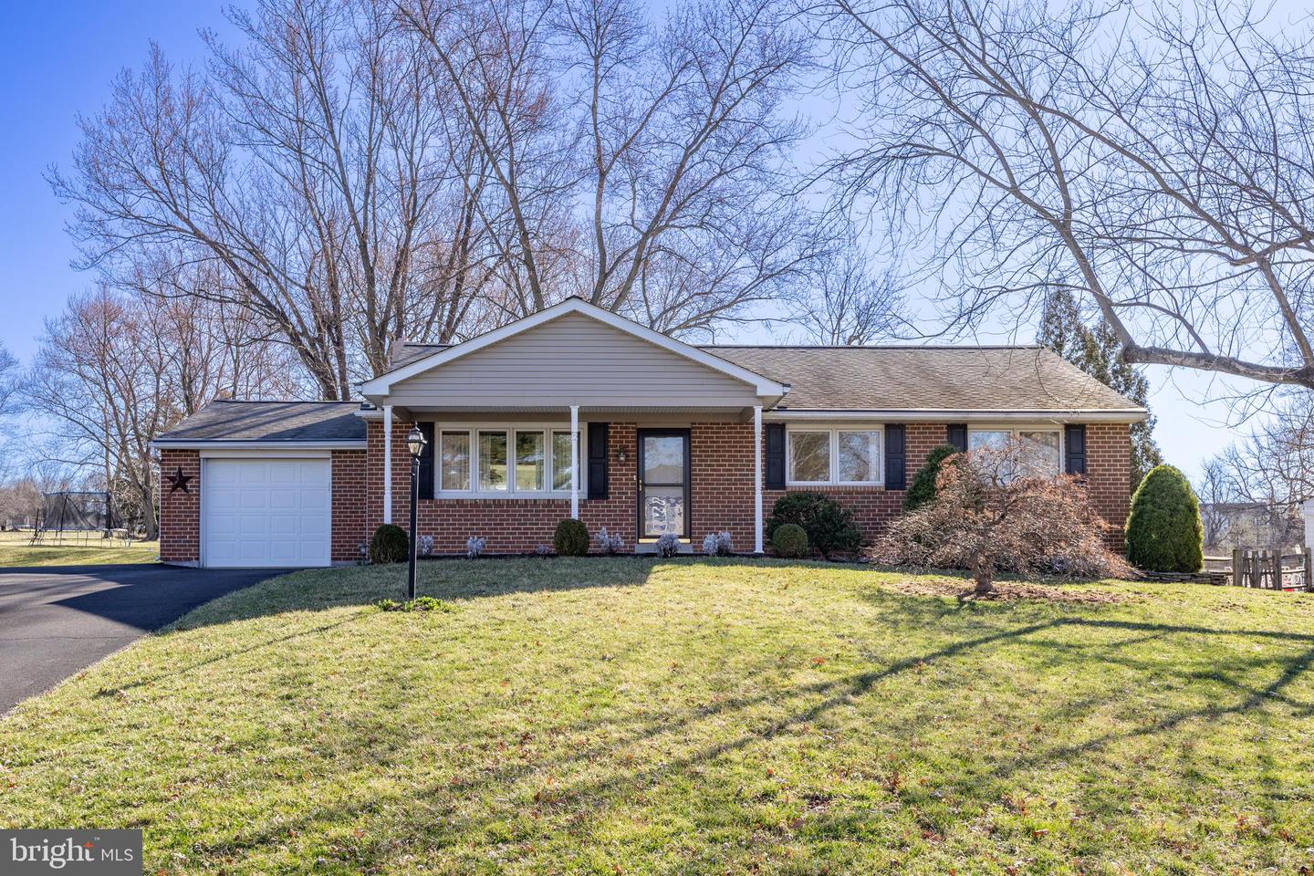 134 Surrey Ln Property Photo