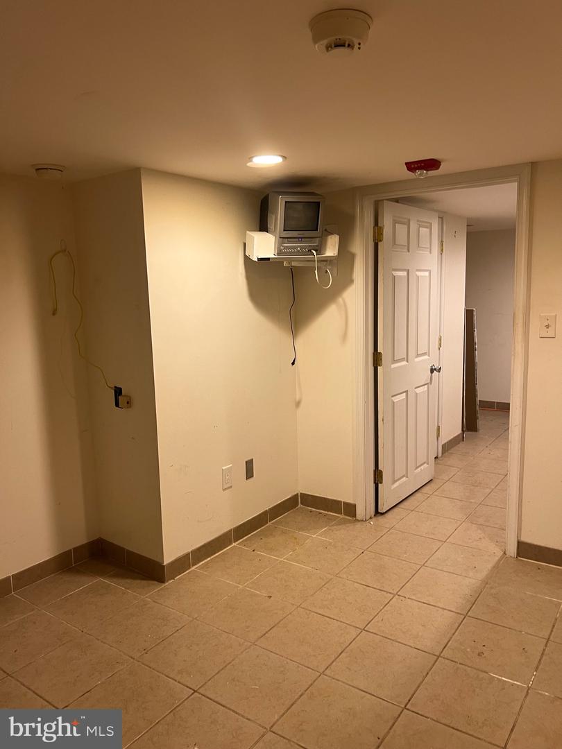 1024 W Airy St Property Photo 3