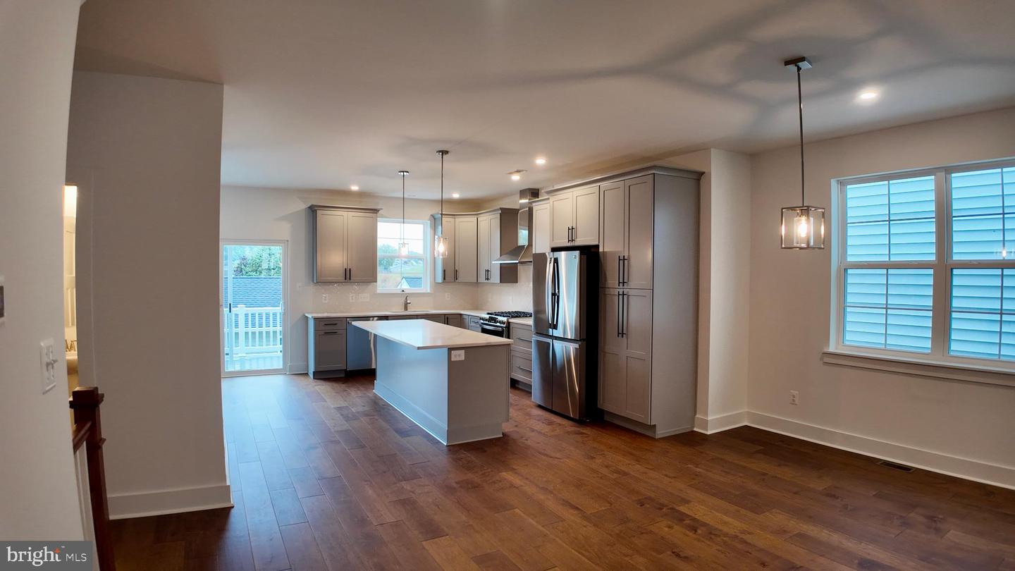 406 E 7th Ave Property Photo 11