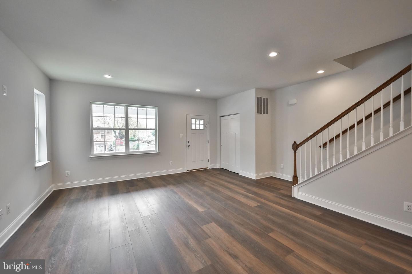 406 E 7th Ave Property Photo 17