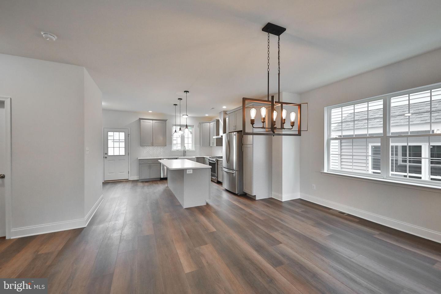 406 E 7th Ave Property Photo 19