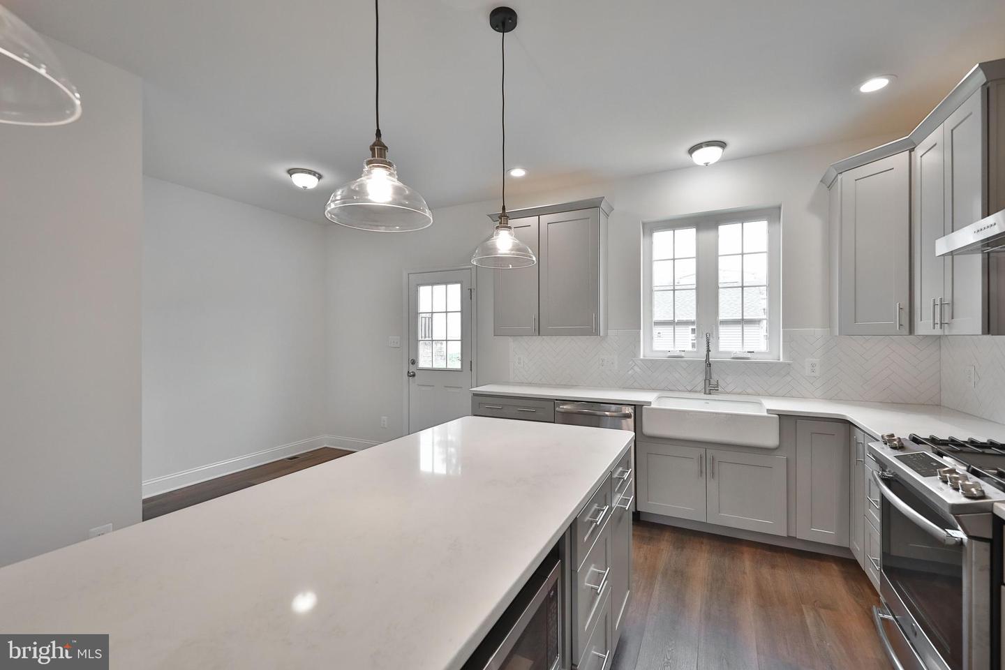 406 E 7th Ave Property Photo 21